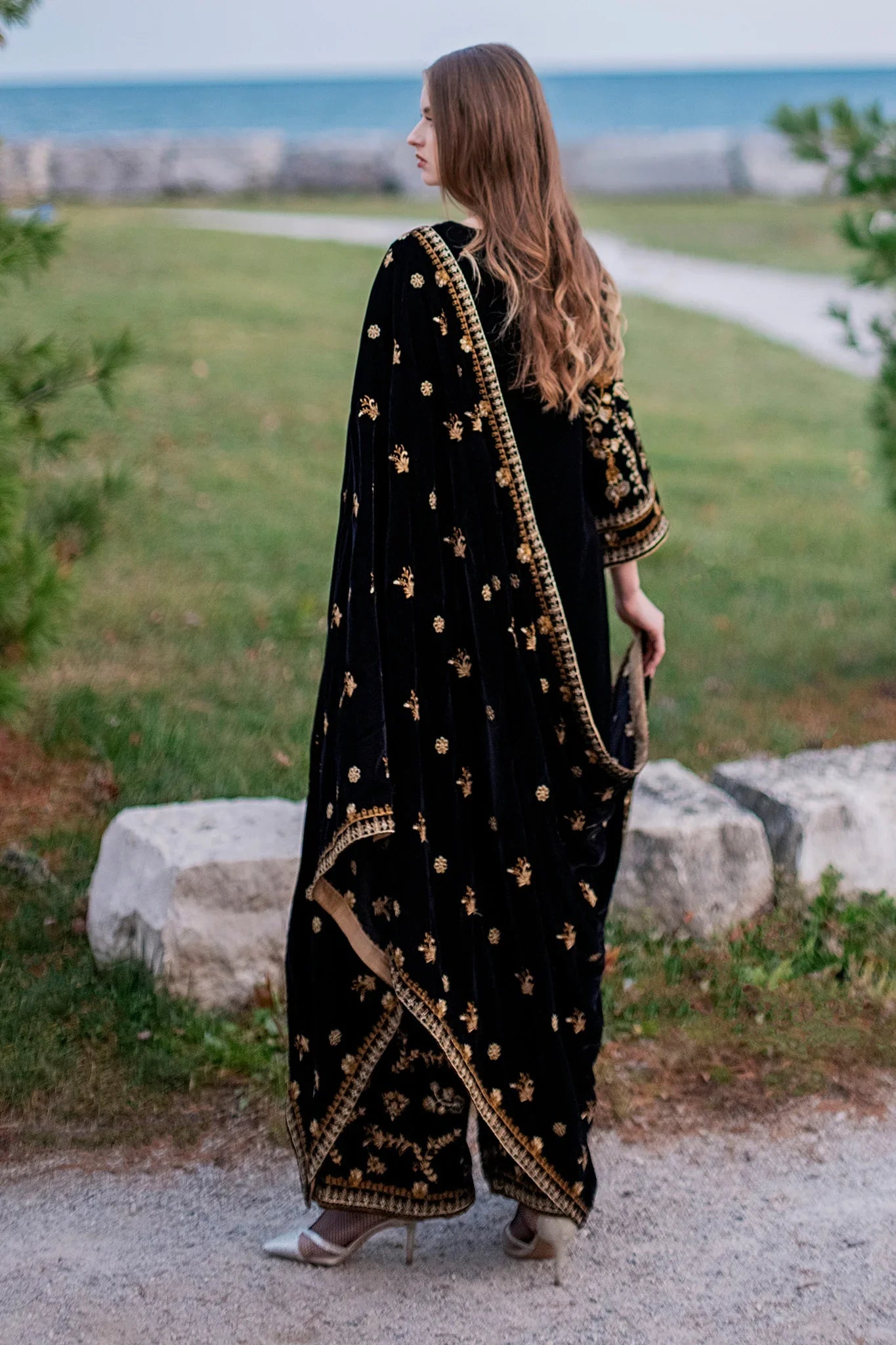 VL956 Unstitched 3PCs Embroidered Velvet Dress With Embroidered Velvet Shawl