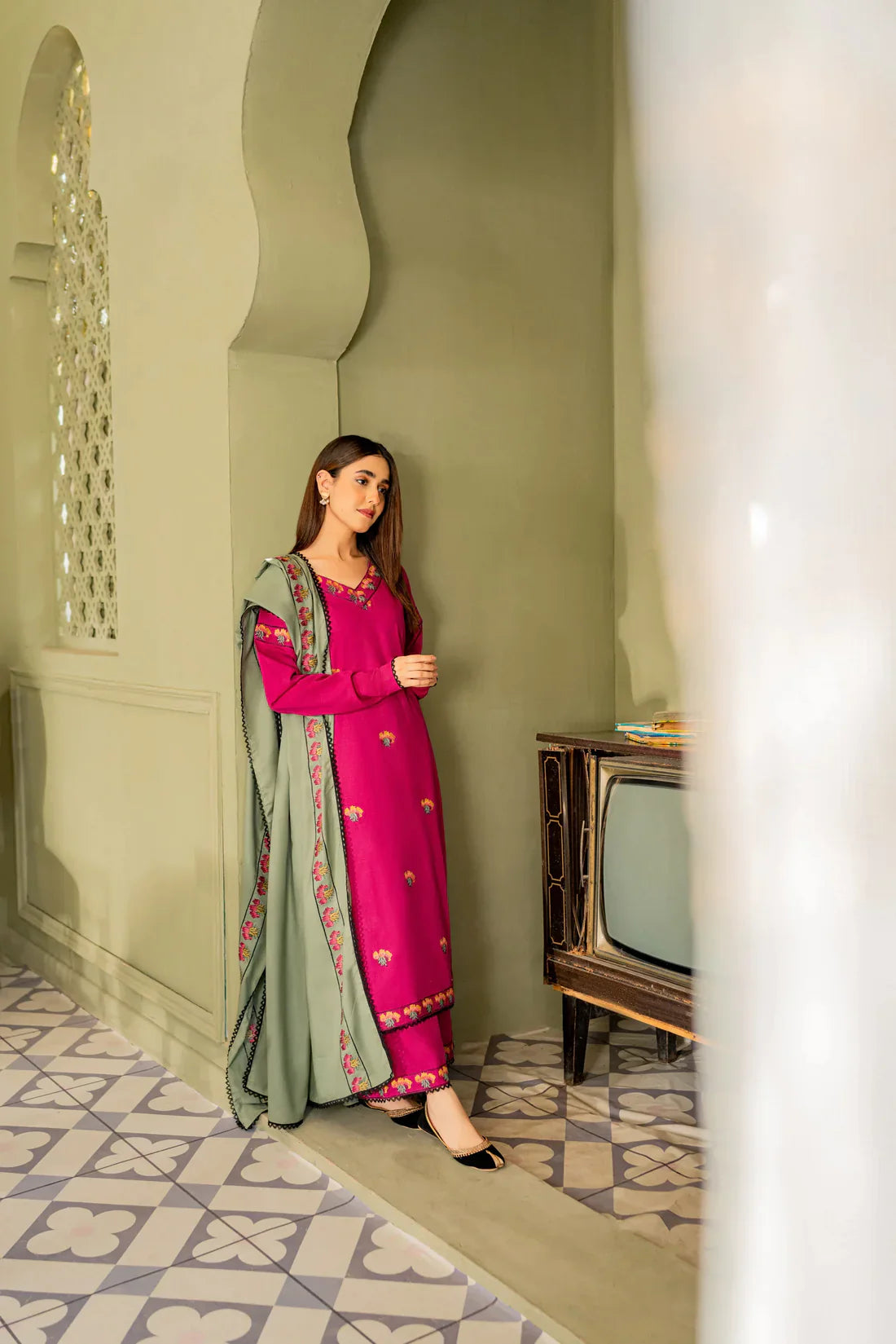 VL640 WINTER 3PC Dhanak suit with Embroidered Shawll